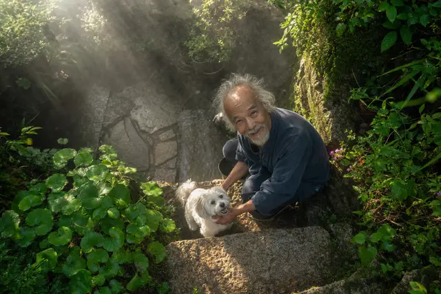 Free extension case, using an elderly gardener and a white dog to test age, subject mood, and companion transfer.